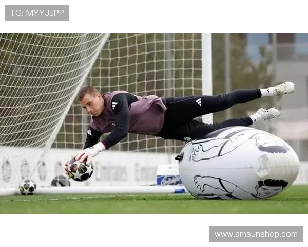 世体:皇马积极训练备战西班牙人;卡马文加等人仍在康复治疗 世体:皇马积极训练备战西班牙人;卡马文加等人仍在康复治疗